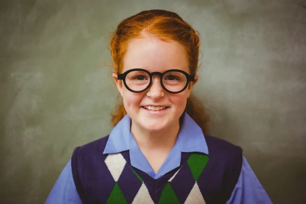 Retrato de niña linda sonriendo en el aula — Foto de Stock