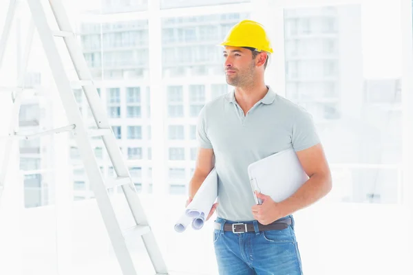 Handyman with blueprints and clipboard — Stock Photo, Image