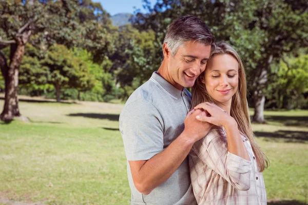 Pareja feliz en el parque — Foto de Stock