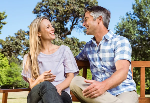 Pareja relajándose en el parque en el banco — Foto de Stock