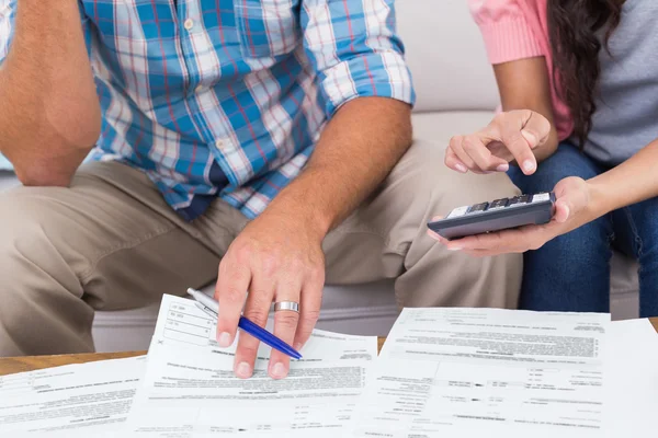 Couple calculant les finances à la maison — Photo