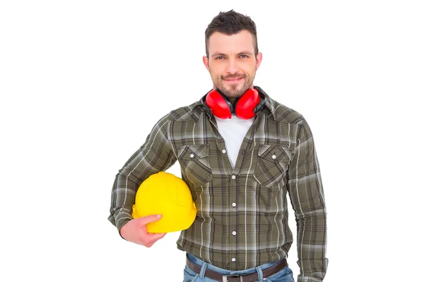 Handyman con orejeras sosteniendo casco — Foto de Stock