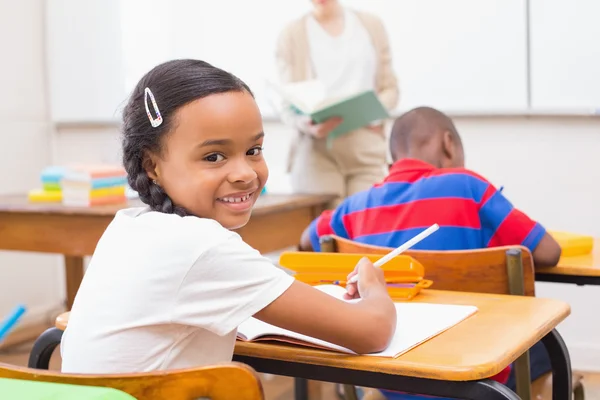 Schattig leerling glimlachen op camera in klas — Stockfoto