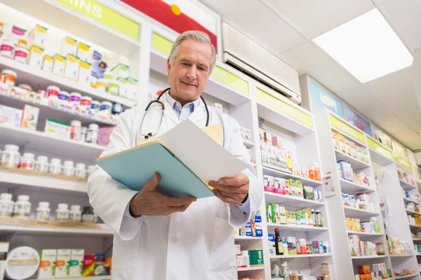 Medico sorridente che legge una prescrizione — Foto Stock