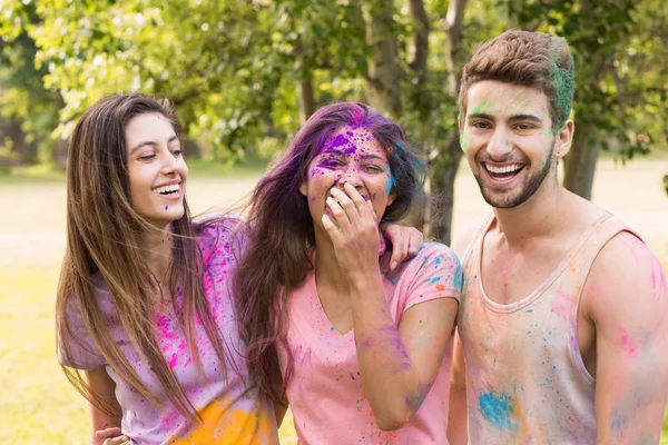 Glückliche Freunde mit Pulverfarbe überzogen — Stockfoto