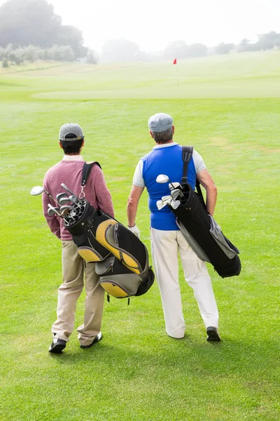 Amigos golfistas caminando y charlando — Foto de Stock