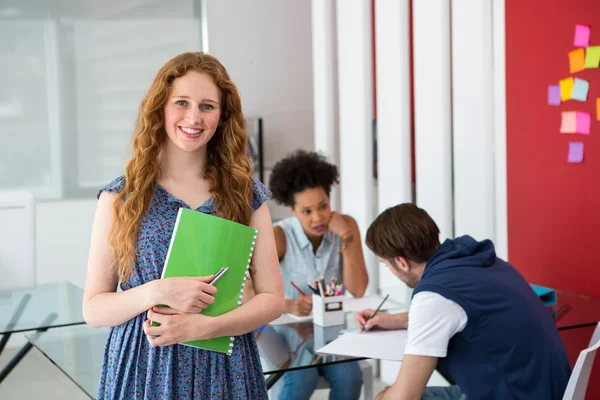 Portret van een jonge vrouw in office — Stockfoto