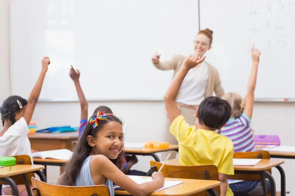 Alunos levantando a mão em sala de aula — Fotografia de Stock