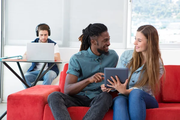 Kreativa team använder digital tablet — Stockfoto