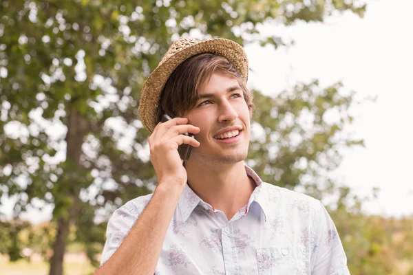 Щасливий молодий чоловік використовує смартфон — стокове фото