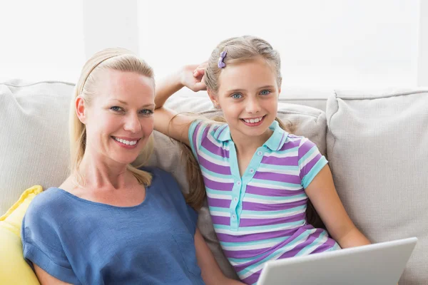 Dizüstü bilgisayar kullanan anne ile kız — Stok fotoğraf