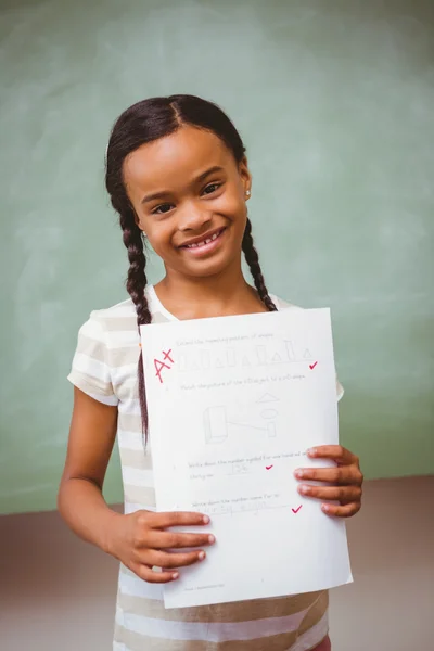 Kağıt tutan sevimli küçük kız portresi — Stok fotoğraf
