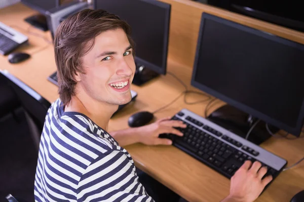 Student med datorn i klassrummet — Stockfoto