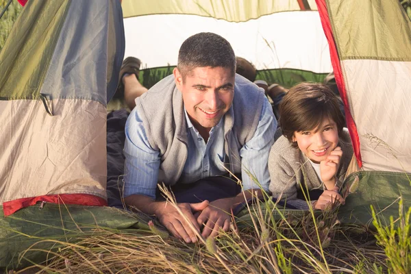 Vader en zoon in hun tent — Stockfoto