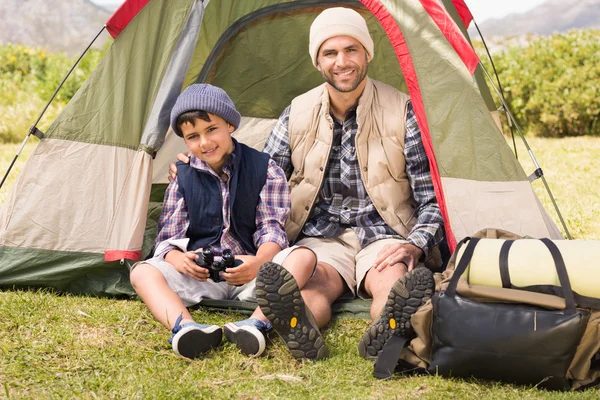 Father and son beside their tent — Stock Photo, Image