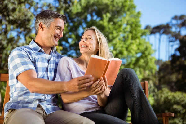 Couple relaxing in the park on bench — Stock Photo, Image