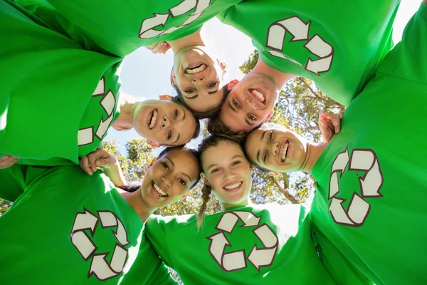 Milieu-activisten glimlachen op camera — Stockfoto