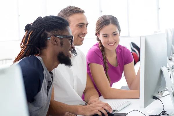 Studenti sorridenti in classe di computer — Foto Stock