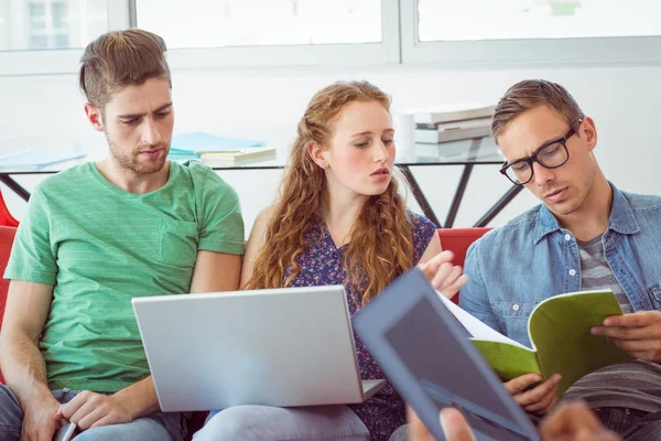 Patrząc na notatnik studentów mody — Zdjęcie stockowe