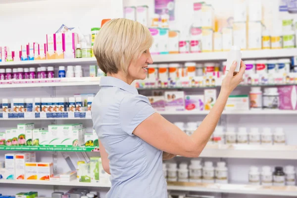 Söt blond kunden tittar på medicin — Stockfoto