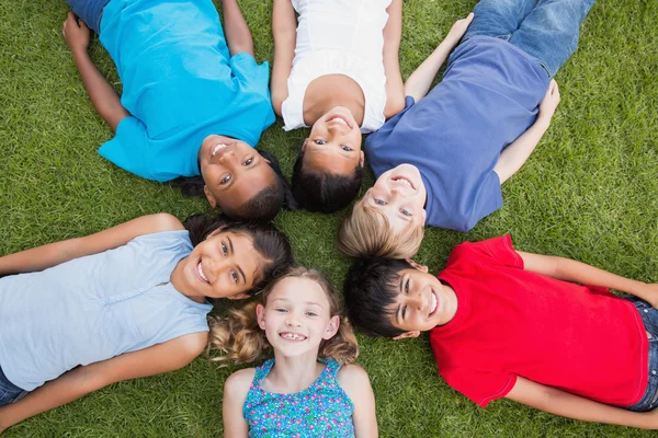 Happy friends playing in the park — Stock Photo, Image