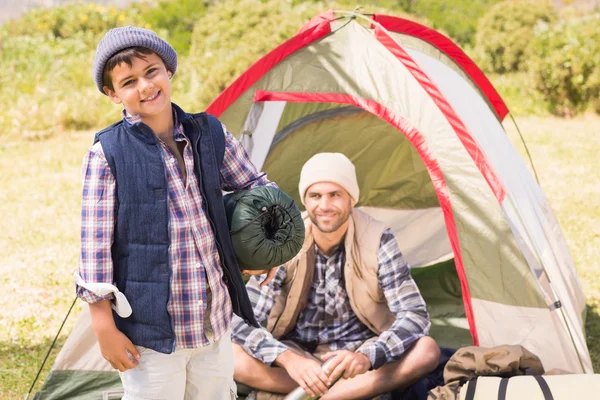 Far och son i deras tält — Stockfoto