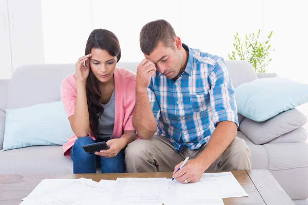 Casal preocupado calculando as finanças domésticas — Fotografia de Stock