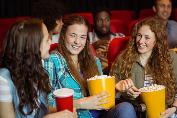 Jonge vrienden kijken naar een film — Stockfoto