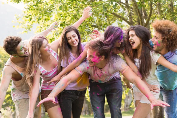 Felices amigos cubiertos de pintura en polvo — Foto de Stock