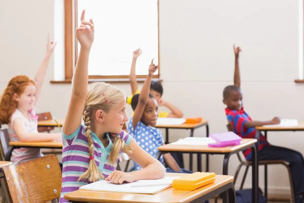 Gli alunni alzano le mani durante la lezione — Foto Stock
