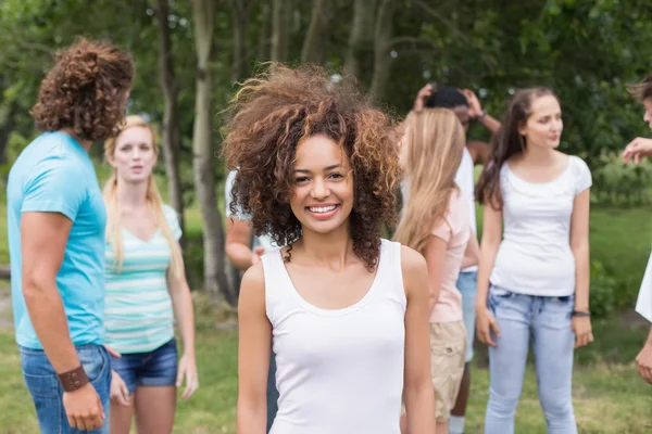 Jeunes amis dans le parc — Photo