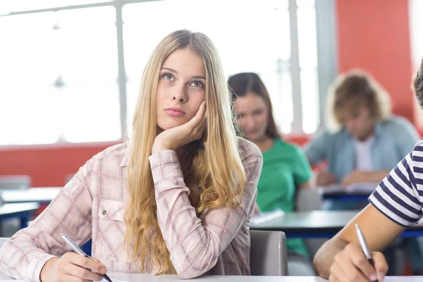 周到的女学生在教室里 — 图库照片