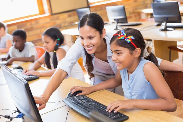 Allievi carini in classe di computer con insegnante — Foto Stock