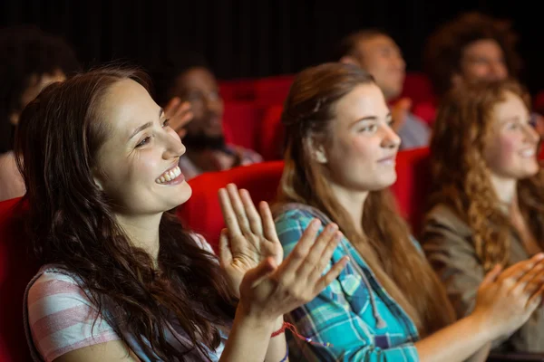 Jóvenes amigos viendo una película —  Fotos de Stock