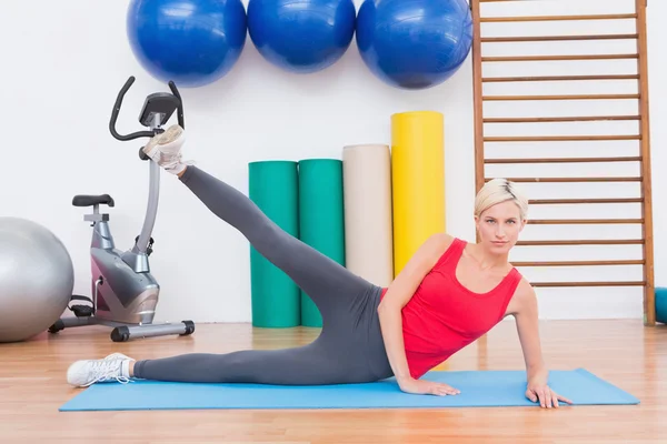 Blonde woman working on exercise mat — Stock Photo, Image