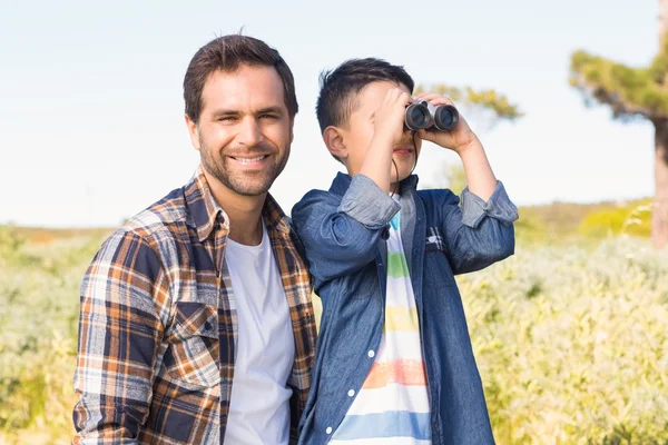 Vader en zoon op een wandeling samen — Stockfoto