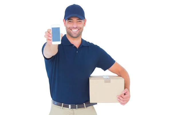 Bonito homem de entrega mostrando telefone celular — Fotografia de Stock