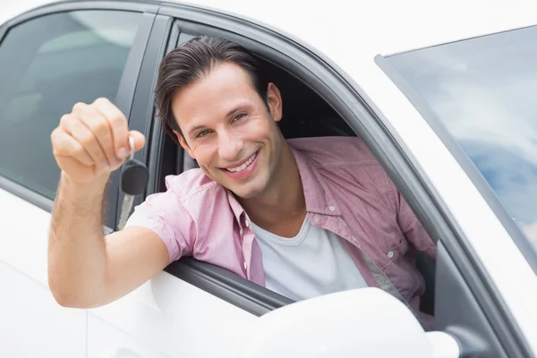 Homem sorrindo e segurando a chave — Fotografia de Stock