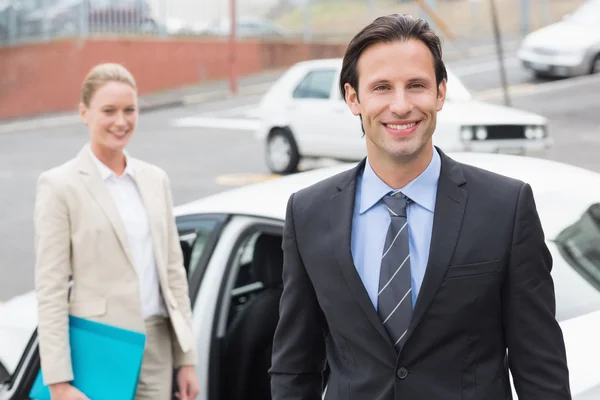 Team von Geschäftsleuten lächelt in Kamera — Stockfoto