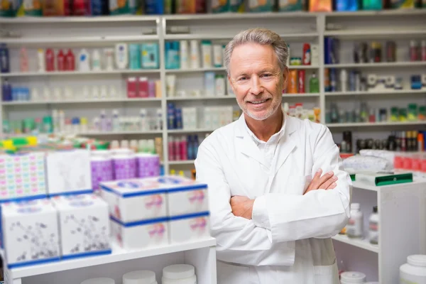 Senior farmaceut ler mot kameran — Stockfoto