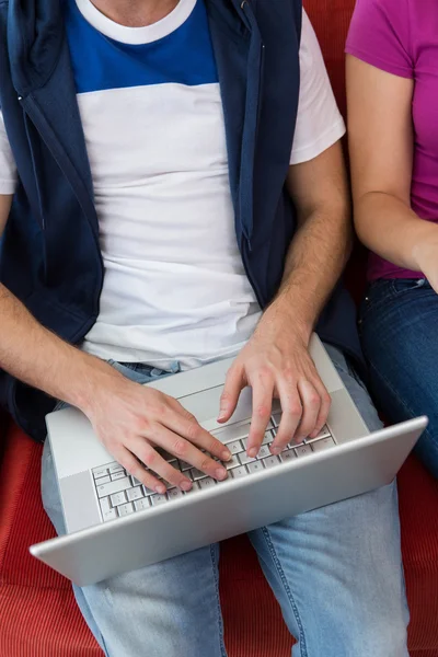 Manos usando laptop — Foto de Stock