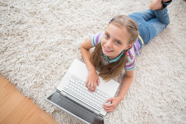 Aranyos lány használ laptop — Stock Fotó