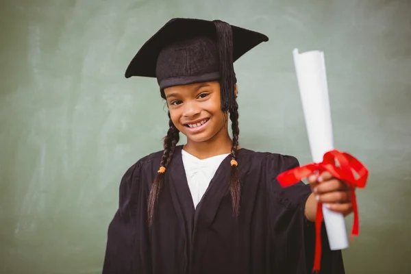 Menina em roupão de graduação segurando diploma — Fotografia de Stock