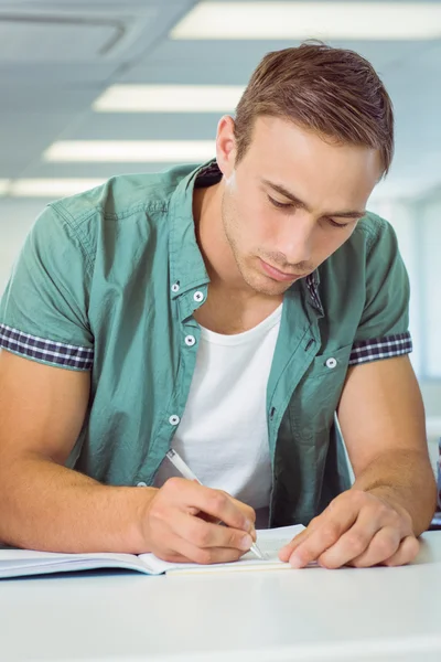 Student maken van aantekeningen in de klas — Stockfoto