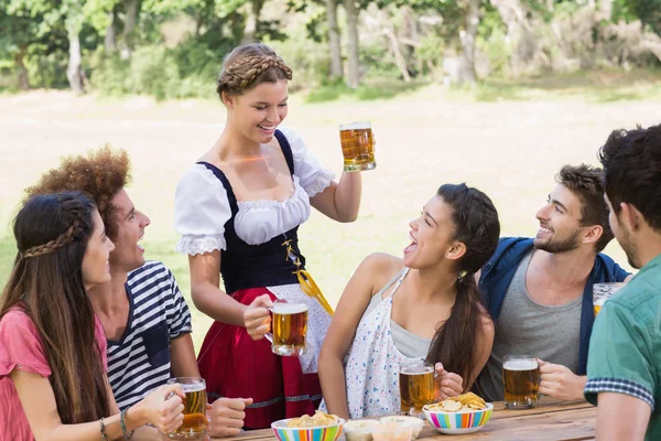 Hübsches Oktoberfest-Mädchen im Dienste von Freunden — Stockfoto