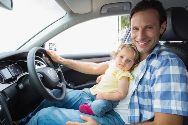 Pai brincando com bebê no assento dos motoristas — Fotografia de Stock