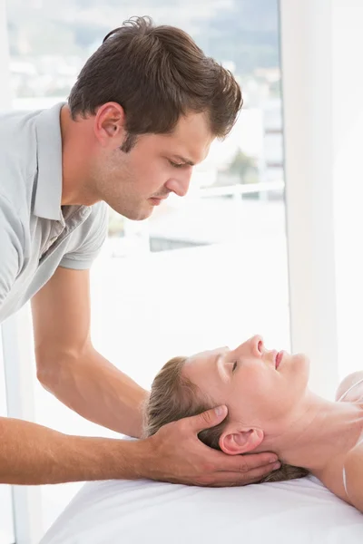 Mulher recebendo massagem no pescoço — Fotografia de Stock