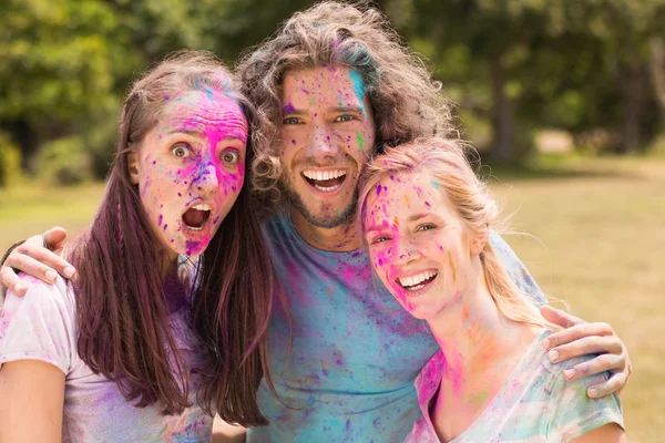 幸せな友人は、粉体塗料で覆われています。 — ストック写真
