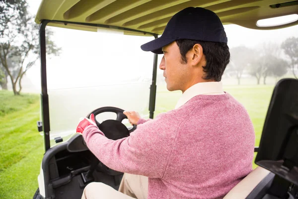 Golfeur conduire son buggy de golf — Photo