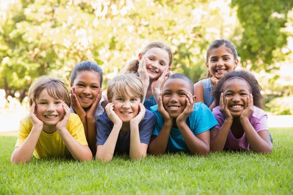 Gelukkige vrienden in het park — Stockfoto